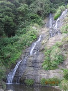 清冽な水が落下する塩浦不動滝。